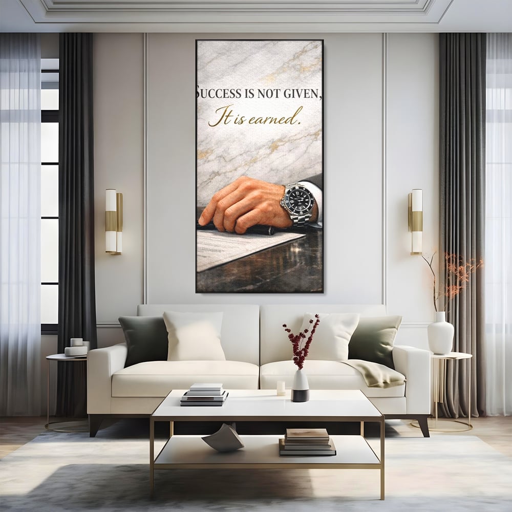 Tablou canvas cu tablou canvas cu citat motivational si mana cu ceas, in rama de aluminiu negru, pe perete intr-un living